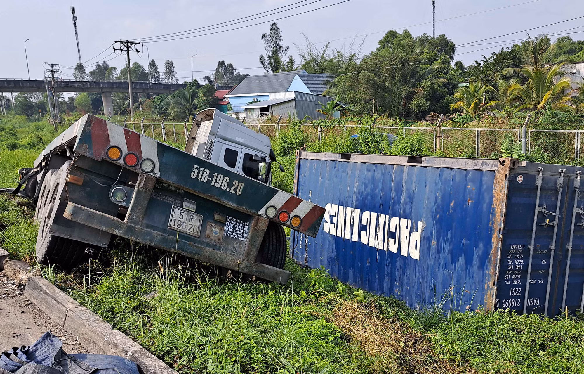  Xe đầu kéo tông sập ta-luy, lao khỏi đường cao tốc -0