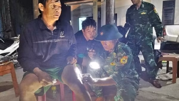 Kịp thời cứu sống 3 ngư dân bị chìm tàu trên biển