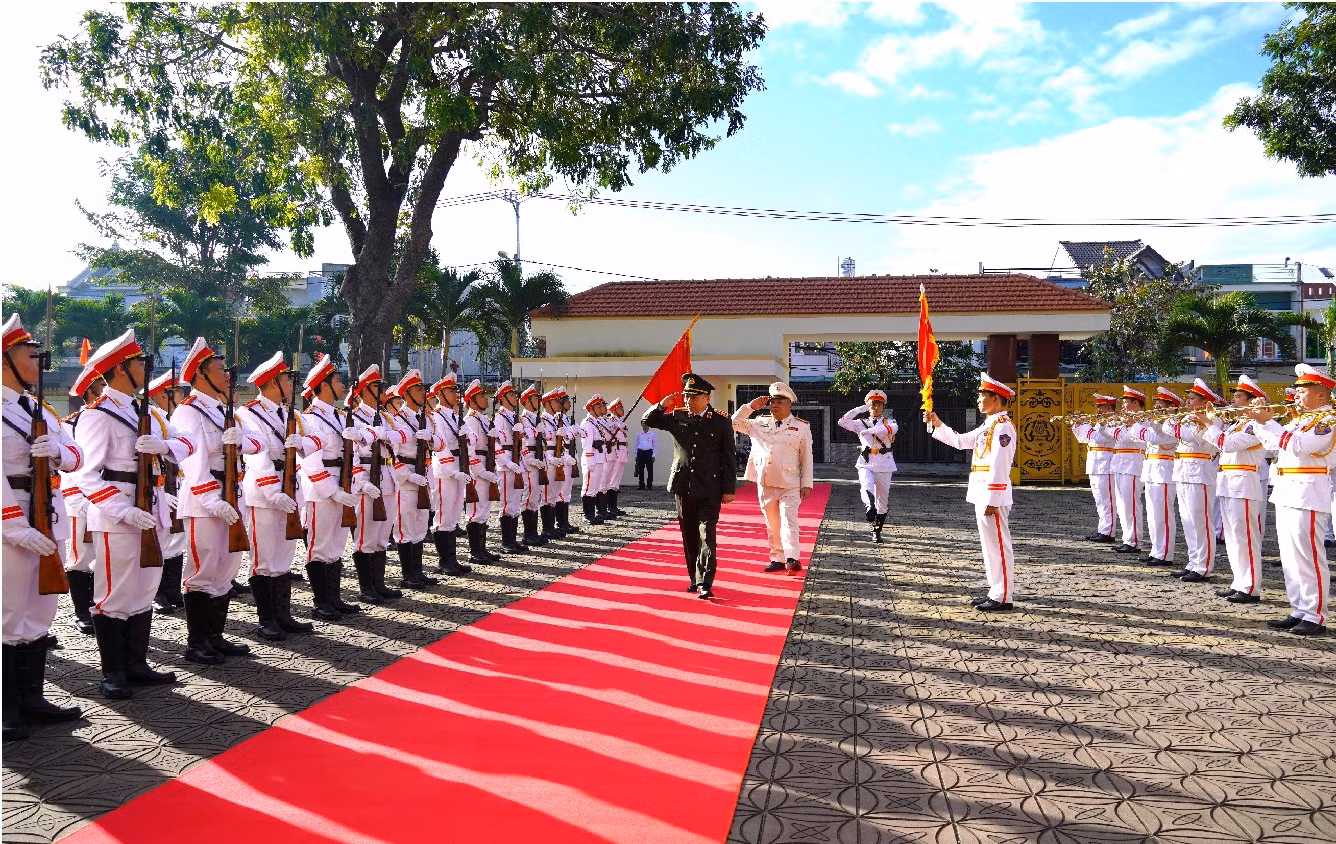 Bảo đảm an ninh trật tự, phục vụ nhân dân đón Tết an toàn, vui tươi -0
