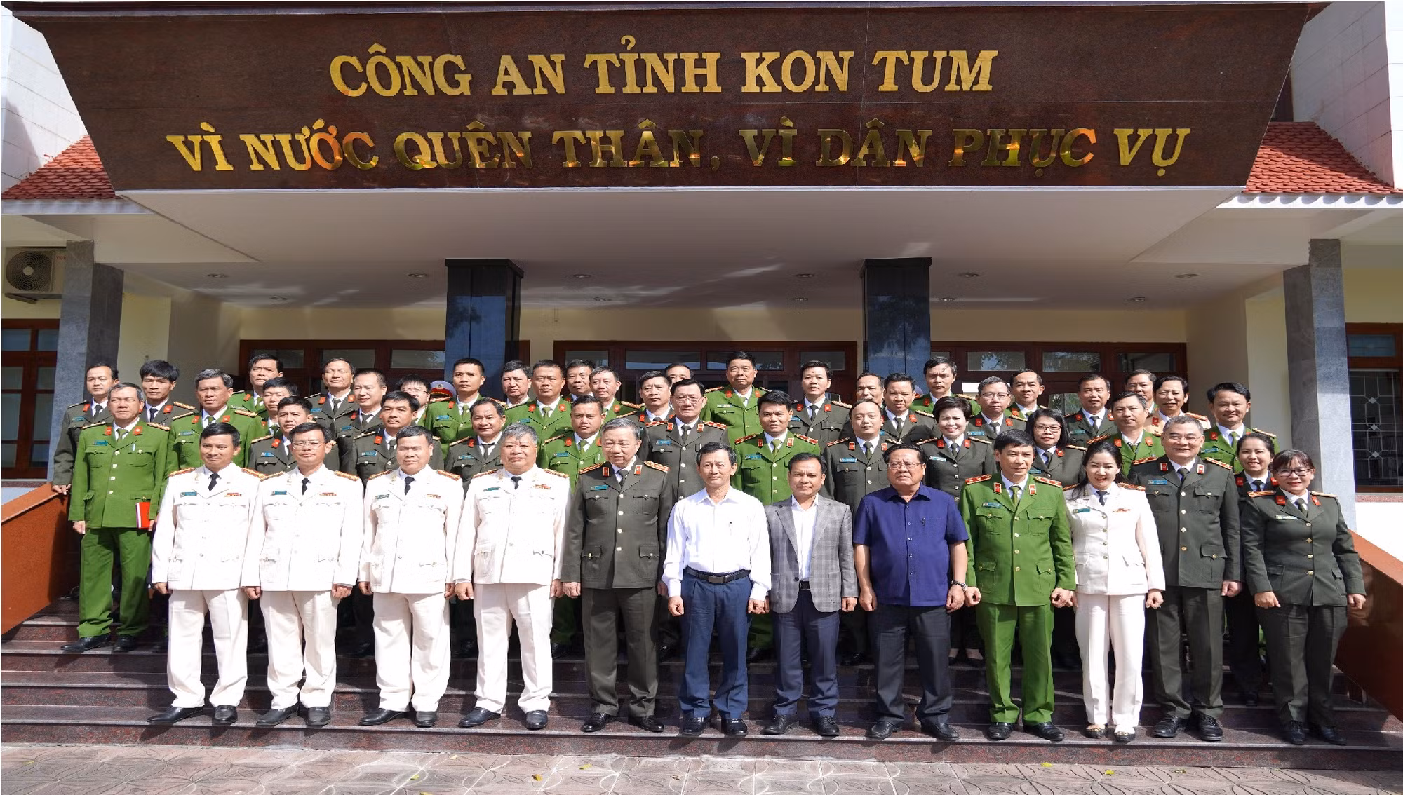 Bảo đảm an ninh trật tự, phục vụ nhân dân đón Tết an toàn, vui tươi -0