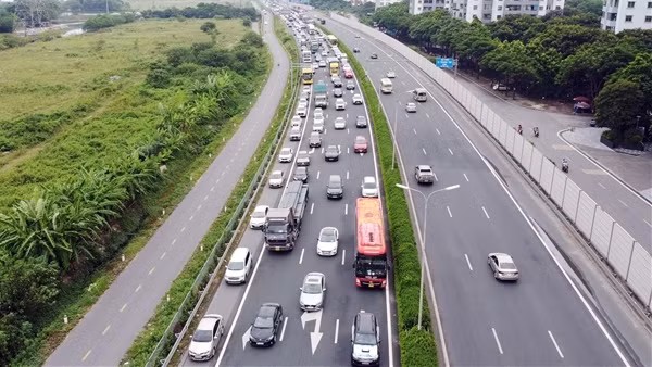 Xử lý hơn 1.000 tài xế chạy xe vào làn khẩn cấp trên cao tốc