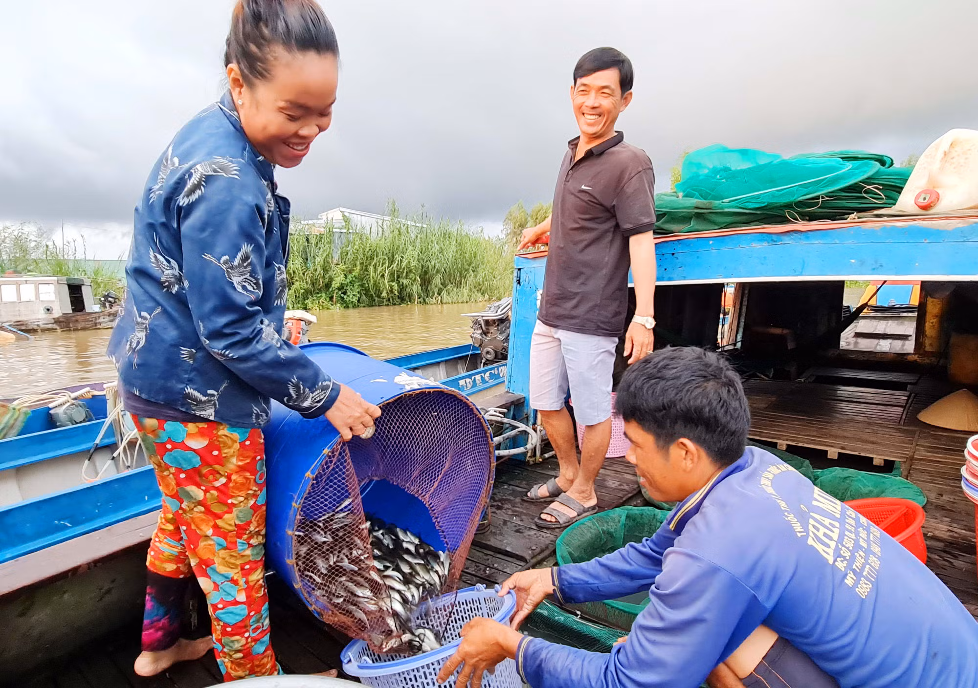 Cùng ngư dân đầu nguồn ra đồng dỡ dớn mang ra chợ cá Kinh Ruột bán -2