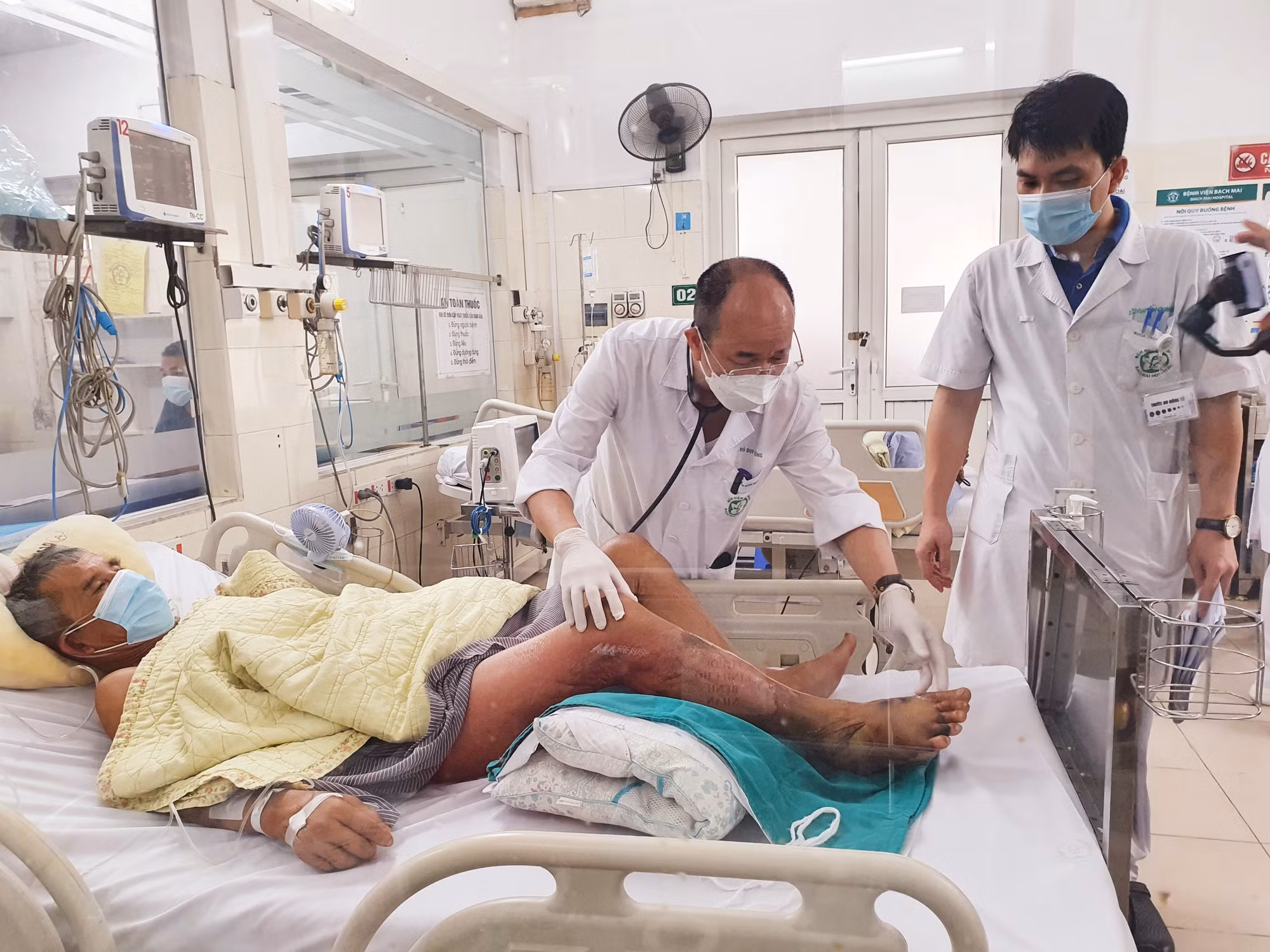 Nhiễm vi khuẩn ở vùng nước mặn, một ngư dân bị hoại tử chân nguy kịch -0