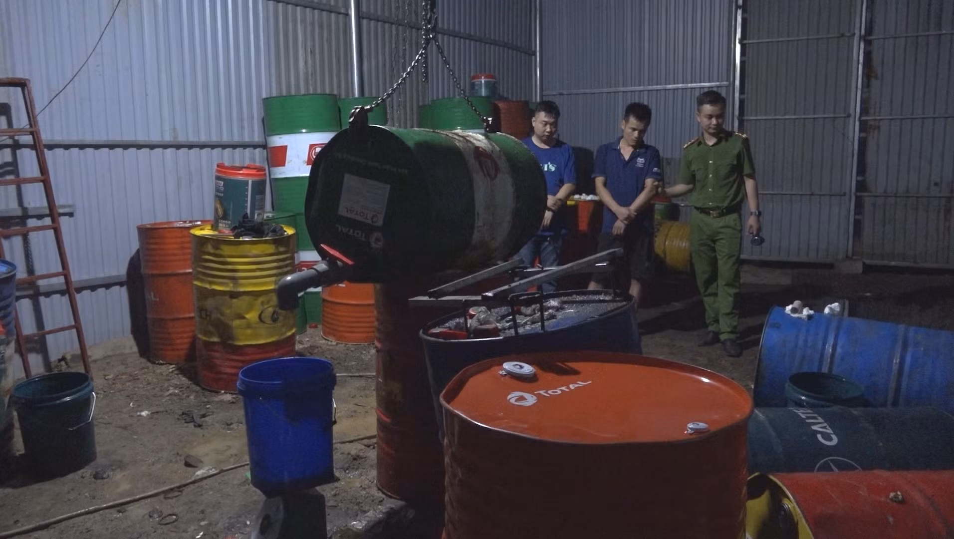 Khởi tố 3 đối tượng sản xuất dầu nhờn giả -0