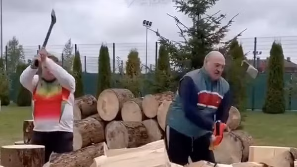 Tổng thống Belarus bổ củi, hứa không để châu Âu "rét cóng"
