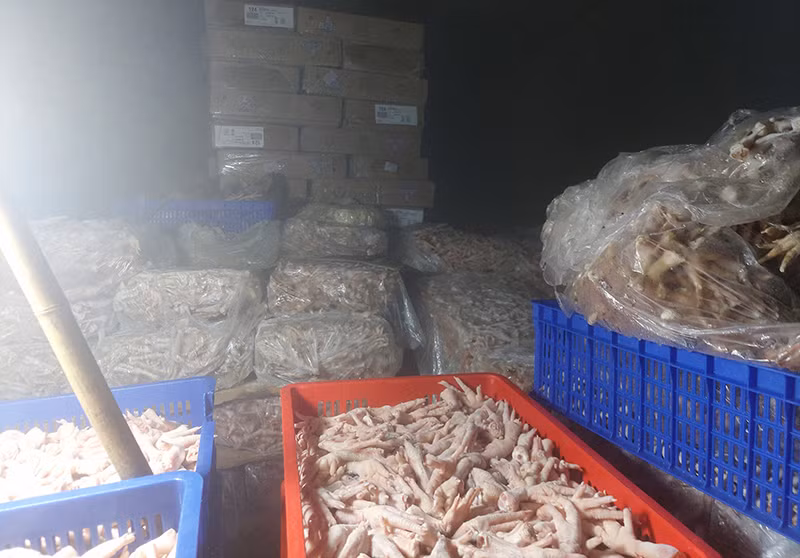 Hà Nội: Phát hiện hàng tấn chân gà đông lạnh không rõ nguồn gốc -0