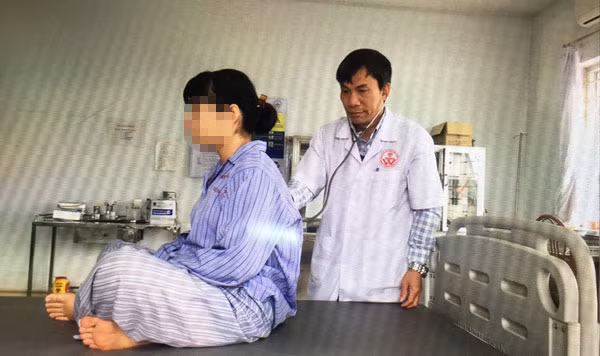 Bác sỹ Tô Thanh Phương đang thăm khám cho một bệnh nhân trầm cảm do nghiện mạng xã hội.
