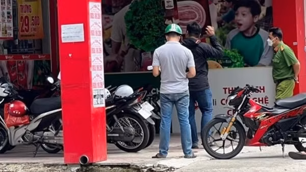 Dùng súng tự chế đe dọa nhân viên cướp tại cửa hàng tiện lợi
