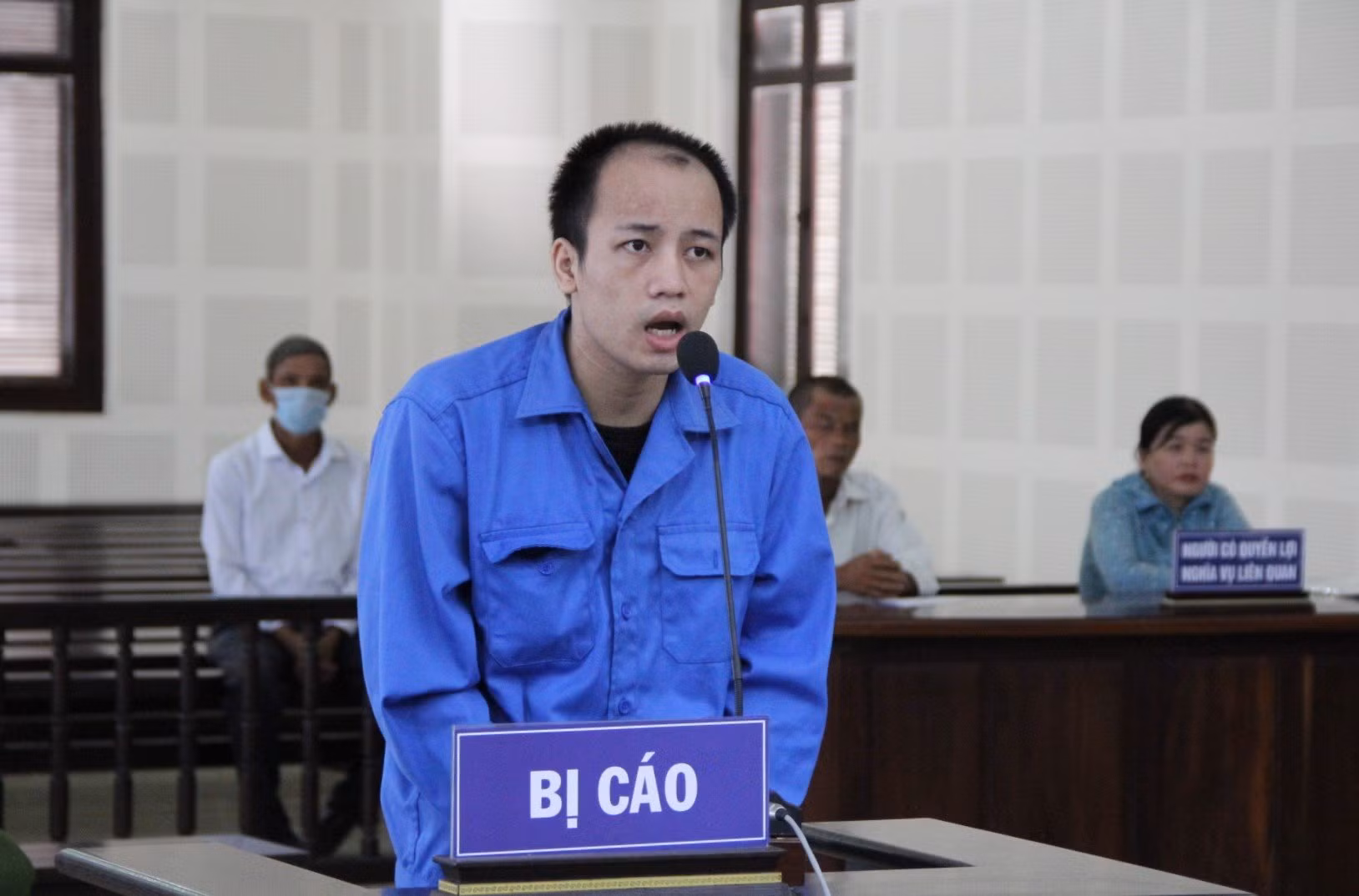 Ra tay tàn độc vì thấy người yêu có bạn trai mới -0