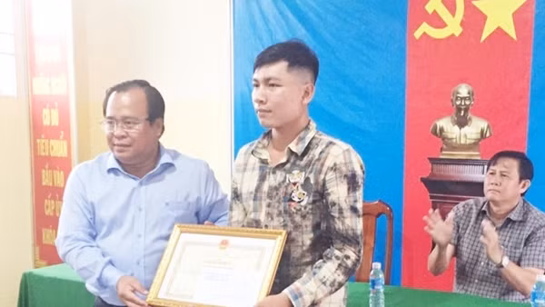 Tài xế taxi trả lại 4.000 USD cho Việt kiều đánh rơi được tặng bằng khen