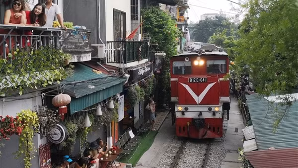 Thu hồi giấy đăng ký kinh doanh quán cà phê đường tàu, chốt trực cấm du khách chụp ảnh