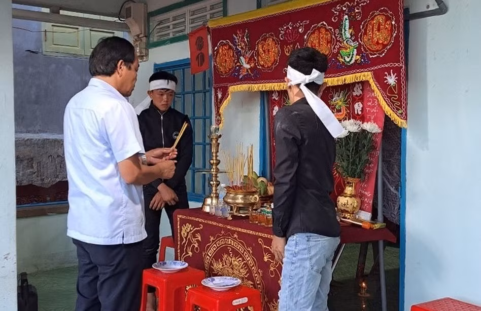 1 người tử vong, 4 người hôn mê do ngạt khí độc dưới hầm tàu cá -0