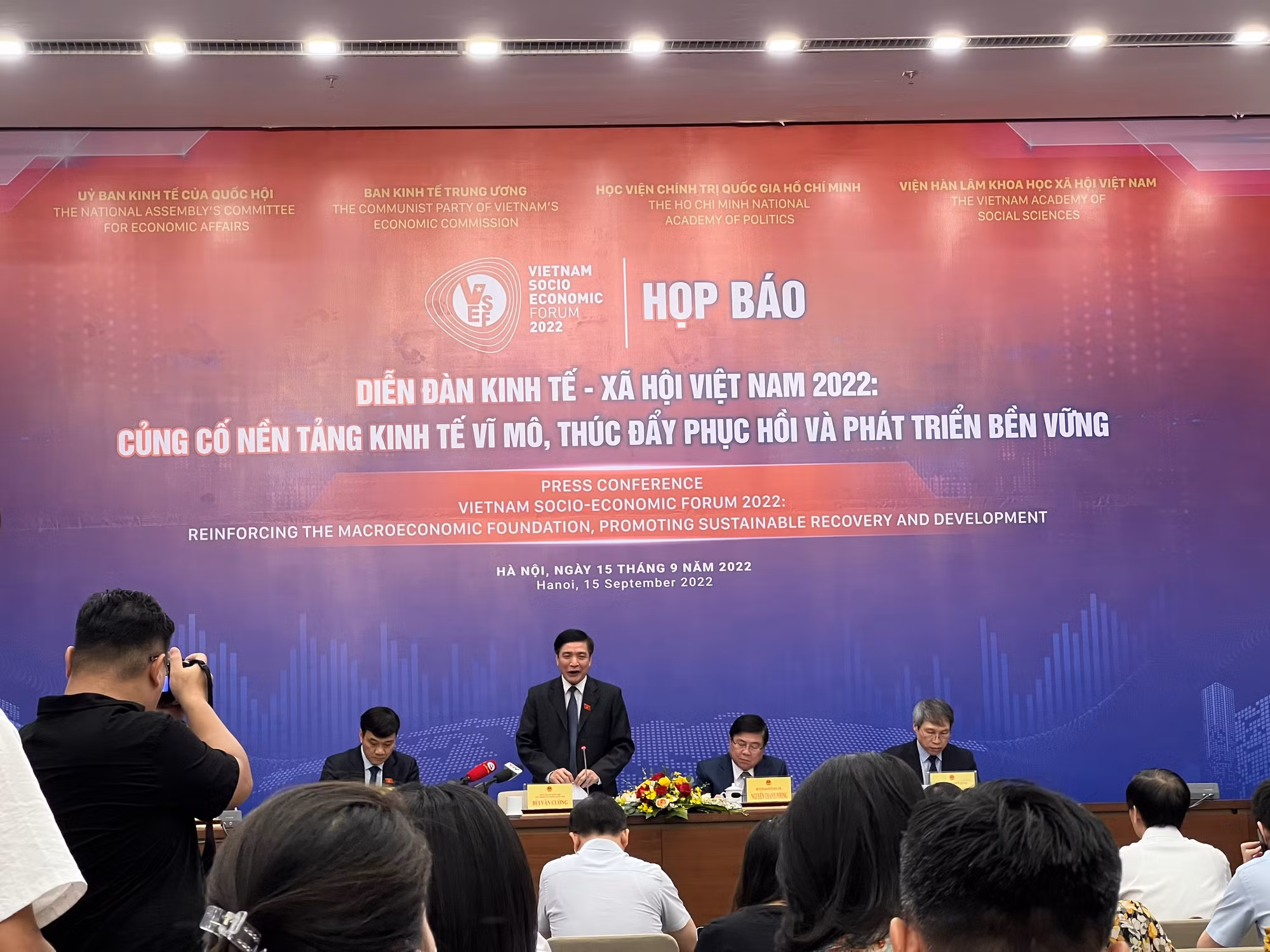 Củng cố nền tảng kinh tế vĩ mô, thúc đẩy phục hồi và phát triển bền vững -0