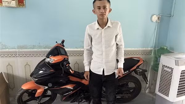 Mang tuýp sắt đến nhà con nợ xiết nợ xe máy