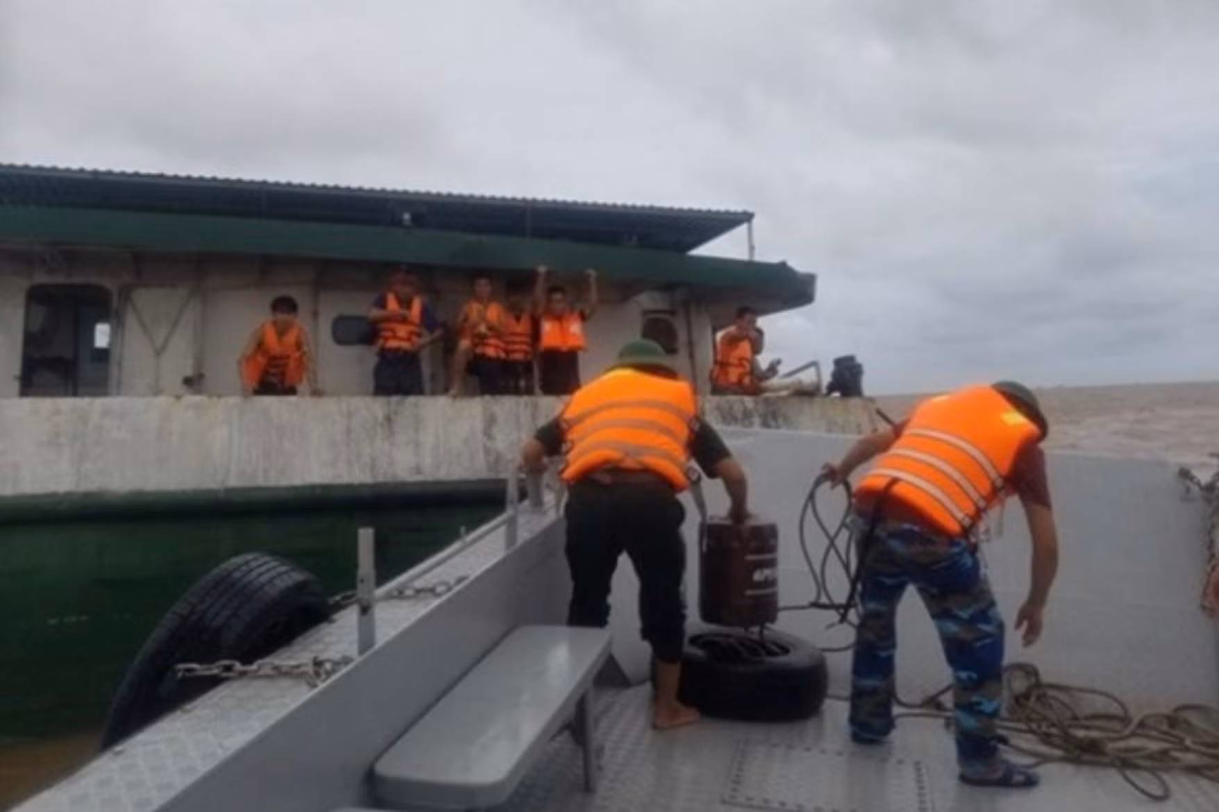 Triển khai bơm, hút dầu để tiến hành trục vớt tàu Hà An 01 gặp nạn ở Thái Bình: -0