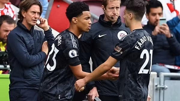 Cầu thủ trẻ của Arsenal lập kỷ lục trong ngày đội nhà "tái chiếm" ngôi đầu