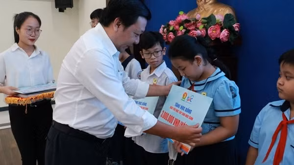 Nhiều học sinh thuộc diện khó khăn được nhận bảo trợ để học tập