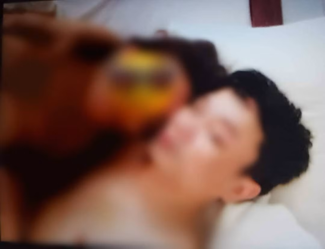 Một cán bộ Chi cục Thi hành án dân sự bị kiểm điểm vì lộ “ảnh nóng
