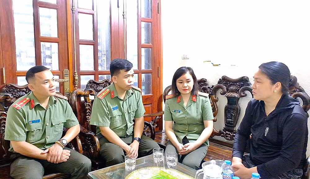 Công an Cao Bằng thăm hỏi, động viên gia đình 3 liệt sỹ Cảnh sát PCCC hy sinh -1