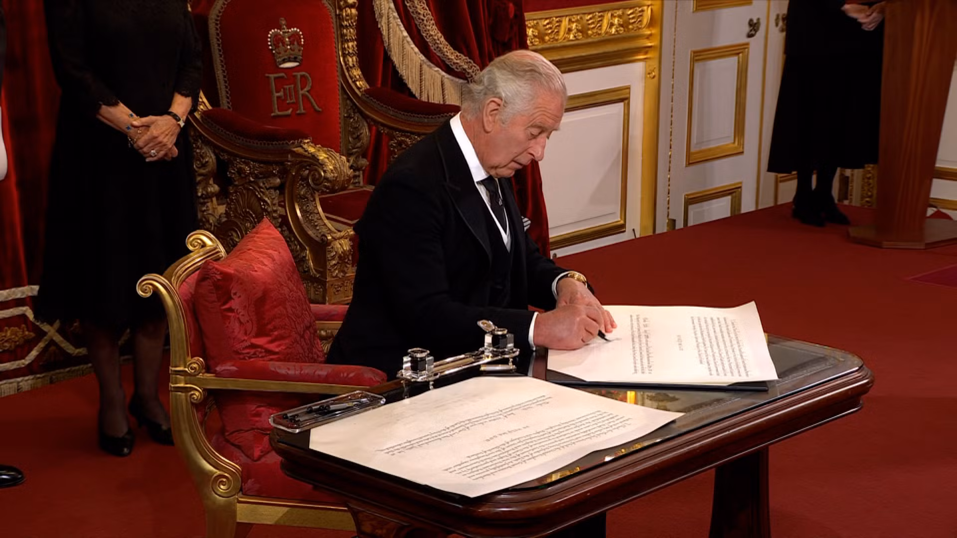 Vương quốc Anh bắn loạt đại bác chào mừng Vua Charles III được tấn phong -0