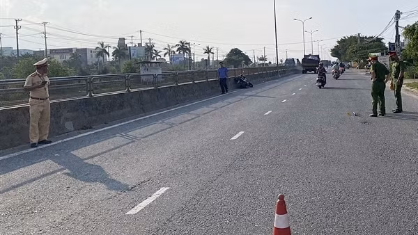 Đối tượng vi phạm tông xe máy thẳng vào thiếu tá CSGT
