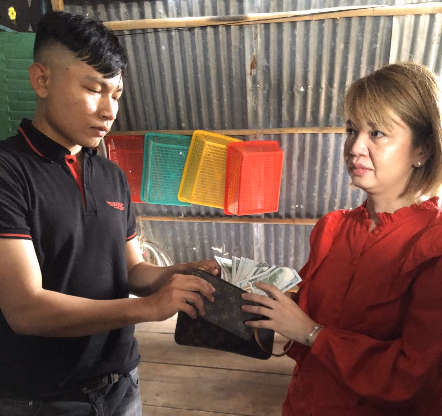 Tài xế trả lại 4.000 USD cho nữ Việt kiều đánh rơi -0