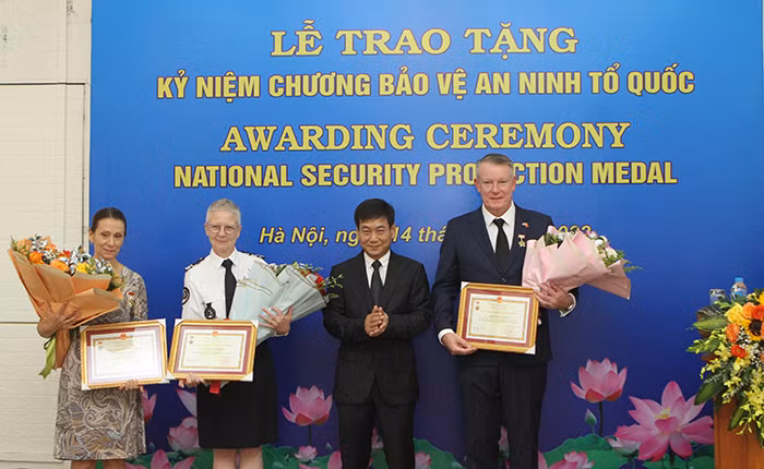 Trao Kỷ niệm chương “Bảo vệ an ninh Tổ quốc” tặng 3 cá nhân -0