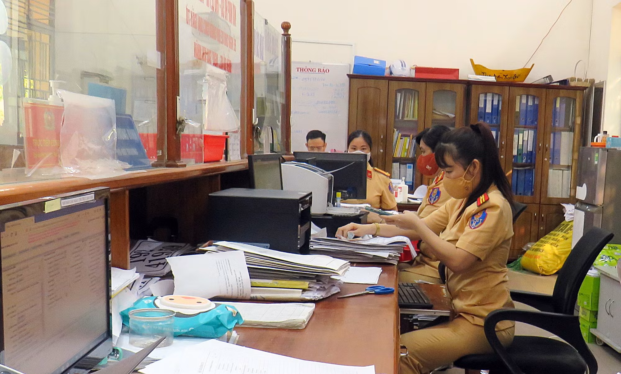 CSGT Quảng Nam “vượt nắng, thắng mưa” thực hiện “nhiệm vụ kép” -0