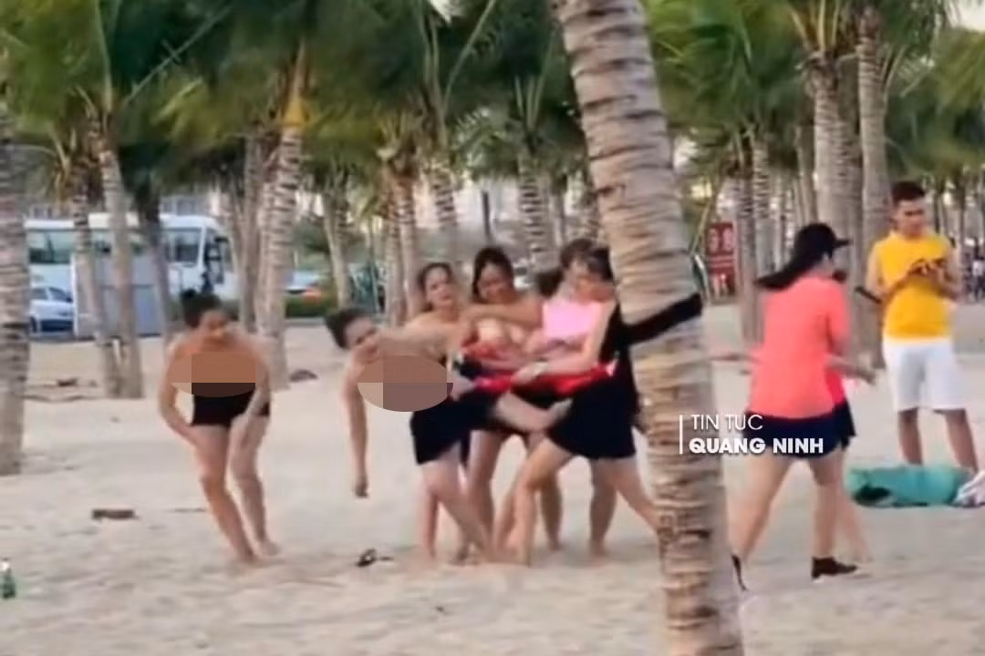 Công an xác minh clip nhóm du khách nữ cởi áo trên bãi biển Hạ Long -0