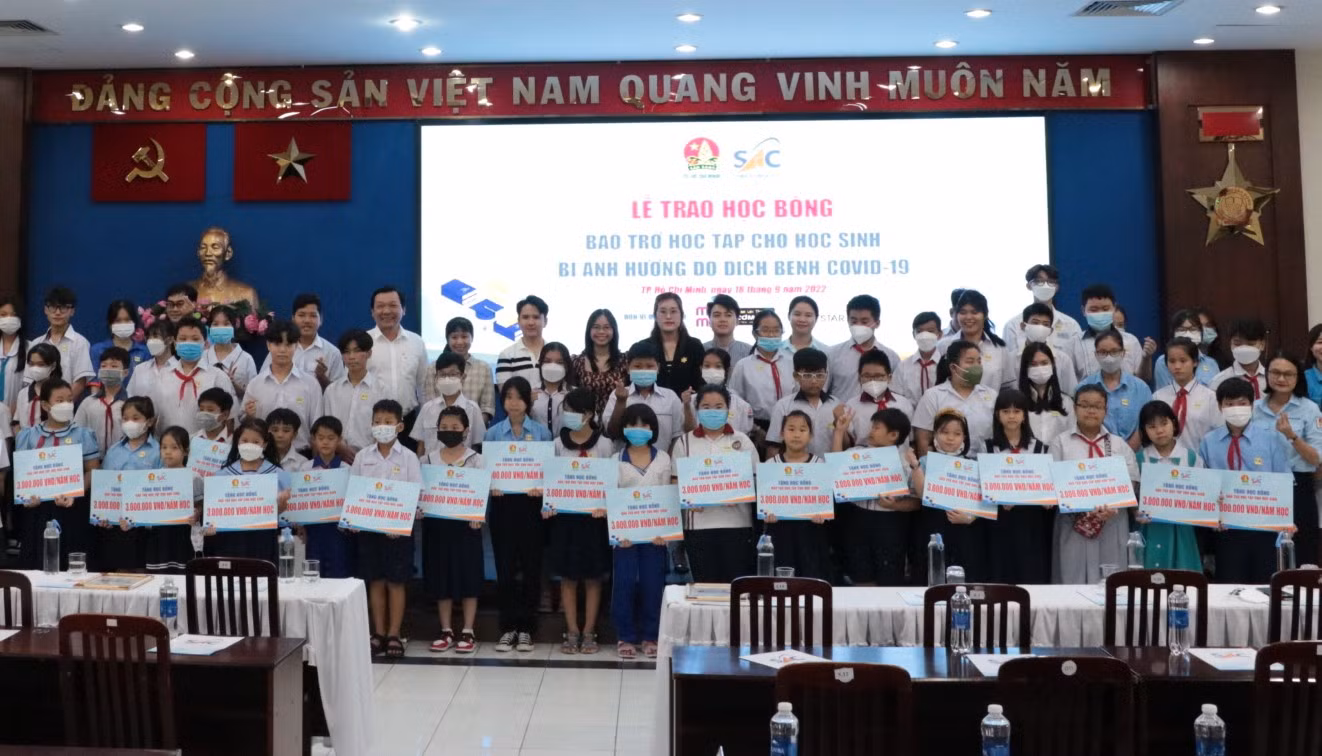 Nhiều học sinh thuộc diện khó khăn được nhận bảo trợ để học tập -0