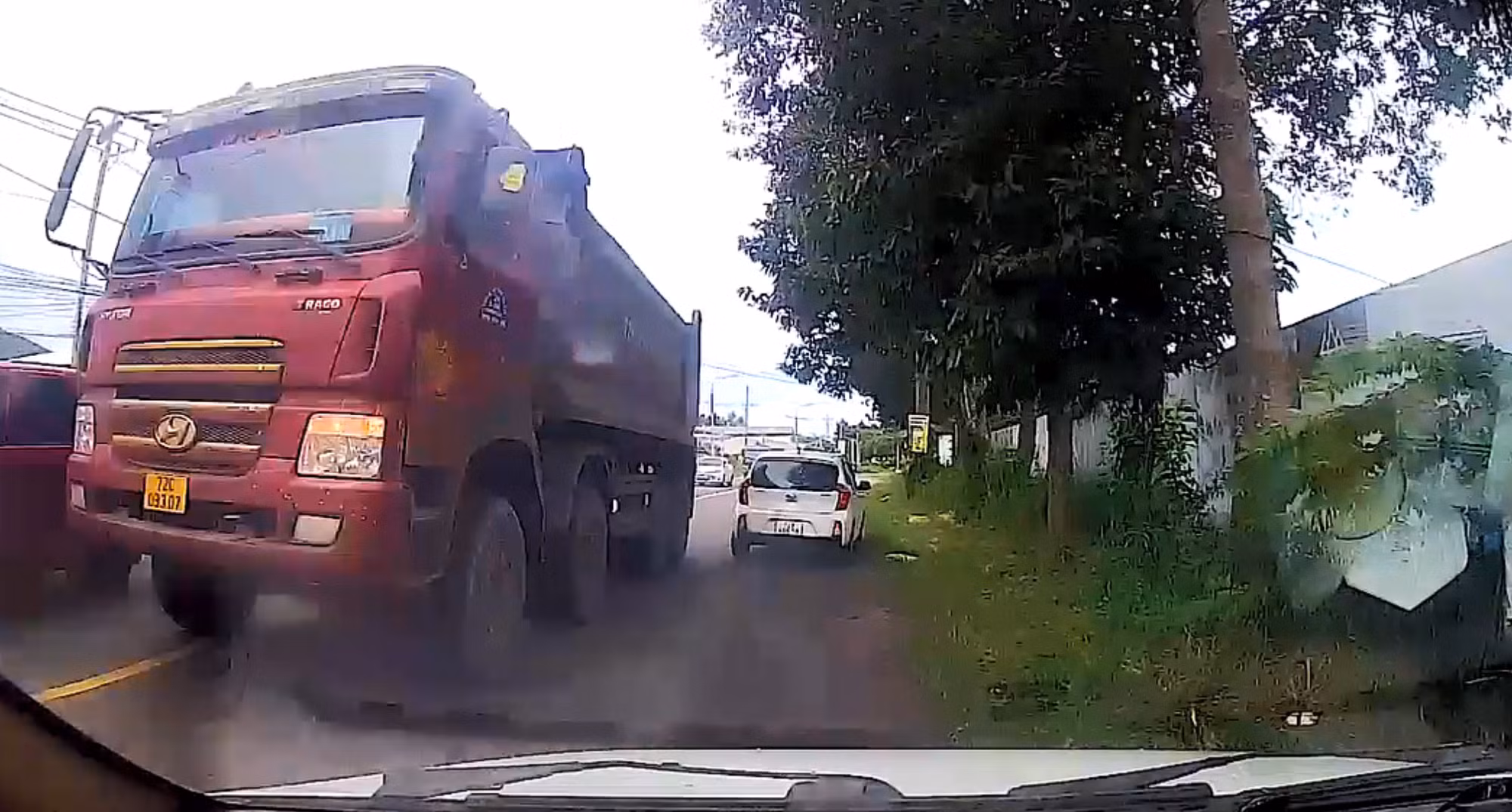 Tài xế xe ôtô tải đi sai làn đường ra trình diện -0