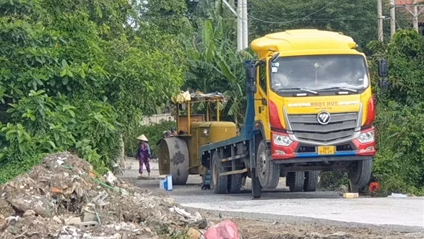 Tài xế xe lu tử vong trong tai nạn hi hữu