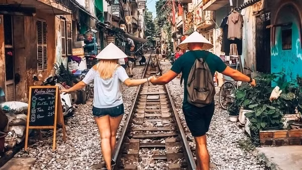Kiến nghị xử lý tình trạng bán hàng, chụp ảnh trên phố đường tàu