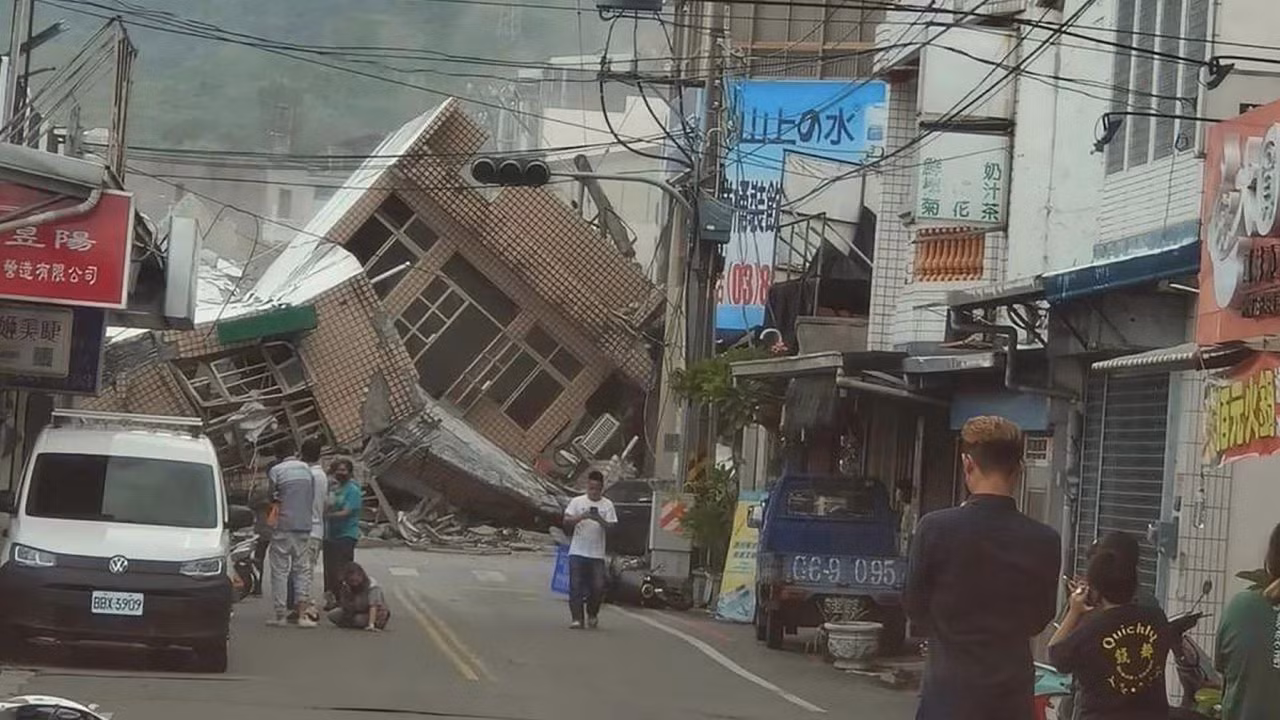 Nhà đổ sập, tàu trật bánh vì động đất ở Đài Loan -0