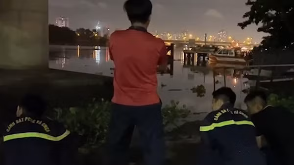 Hai người nhảy cầu trong đêm, 1 người được cứu sống