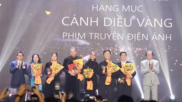 Phim truyện điện ảnh “Đêm tối rực rỡ" đoạt giải Cánh diều vàng 2021