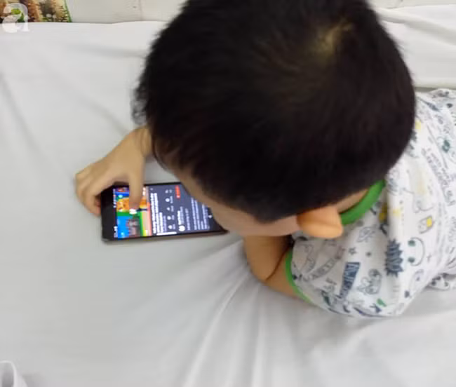 Cha mẹ cần hạn chế cho con sử dụng các loại thiết bị số một cách tự do, không kiểm soát.