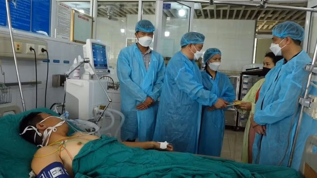 Một Công an viên xã Thanh Văn bị thương khi tham gia chữa cháy xưởng chăn, ga, đệm -0