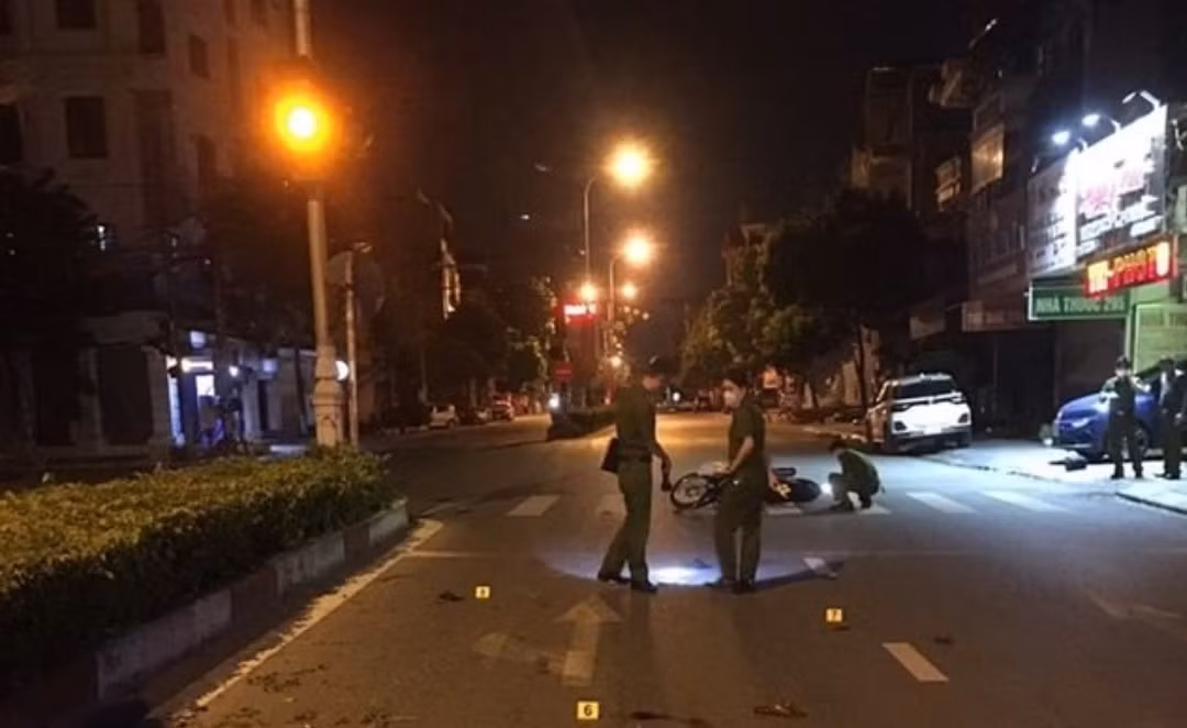 Khởi tố nhóm đối tượng cầm hung khí rượt đuổi, gây ra vụ tai nạn làm 3 người thương vong -0