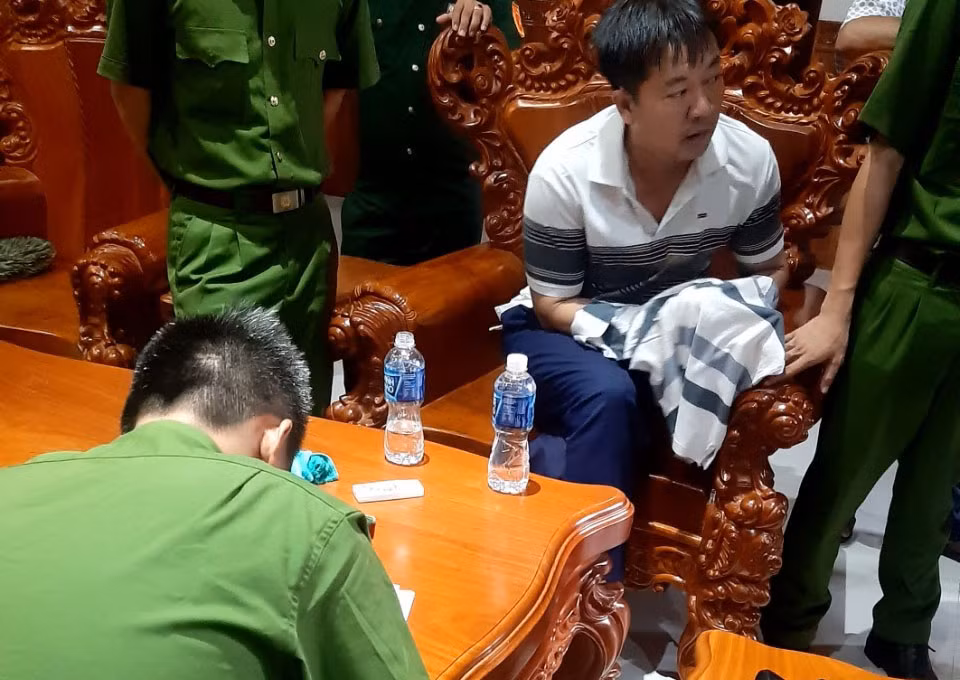 Bắt và đình chỉ công tác 5 cán bộ quản lý thị trường Bình Thuận -0
