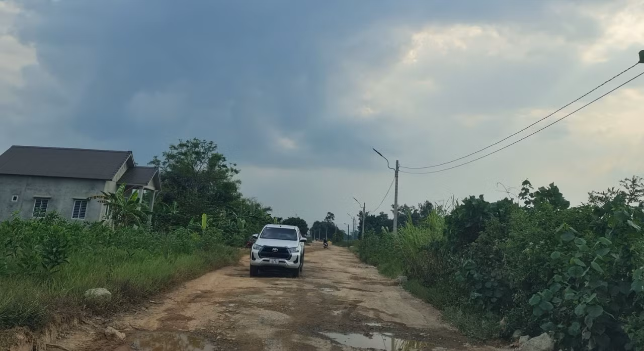 Dân bức xúc xe chở cát phá nát đường giao thông -0