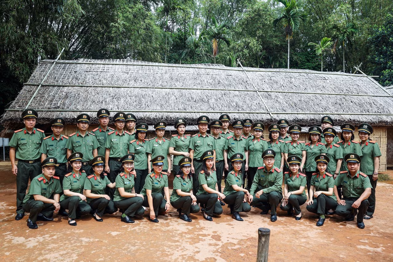 Báo CAND về Khu di tích Kim Liên dâng hương, báo công với Bác -0