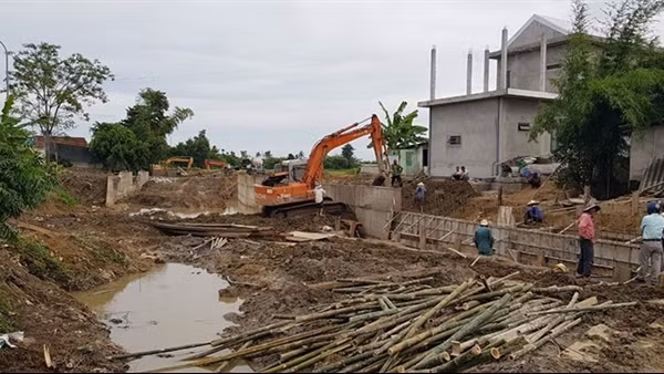 Thi công công trình thoát lũ gây nứt nẻ, sụt lún hàng loạt nhà dân