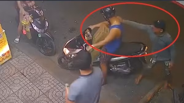 Trích xuất camera xác định đối tượng giật dây chuyền ở cửa hàng sữa.