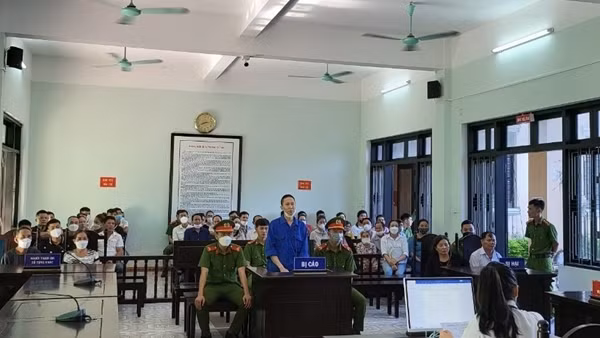 Chồng dùng xăng đốt chết vợ do ghen tuông