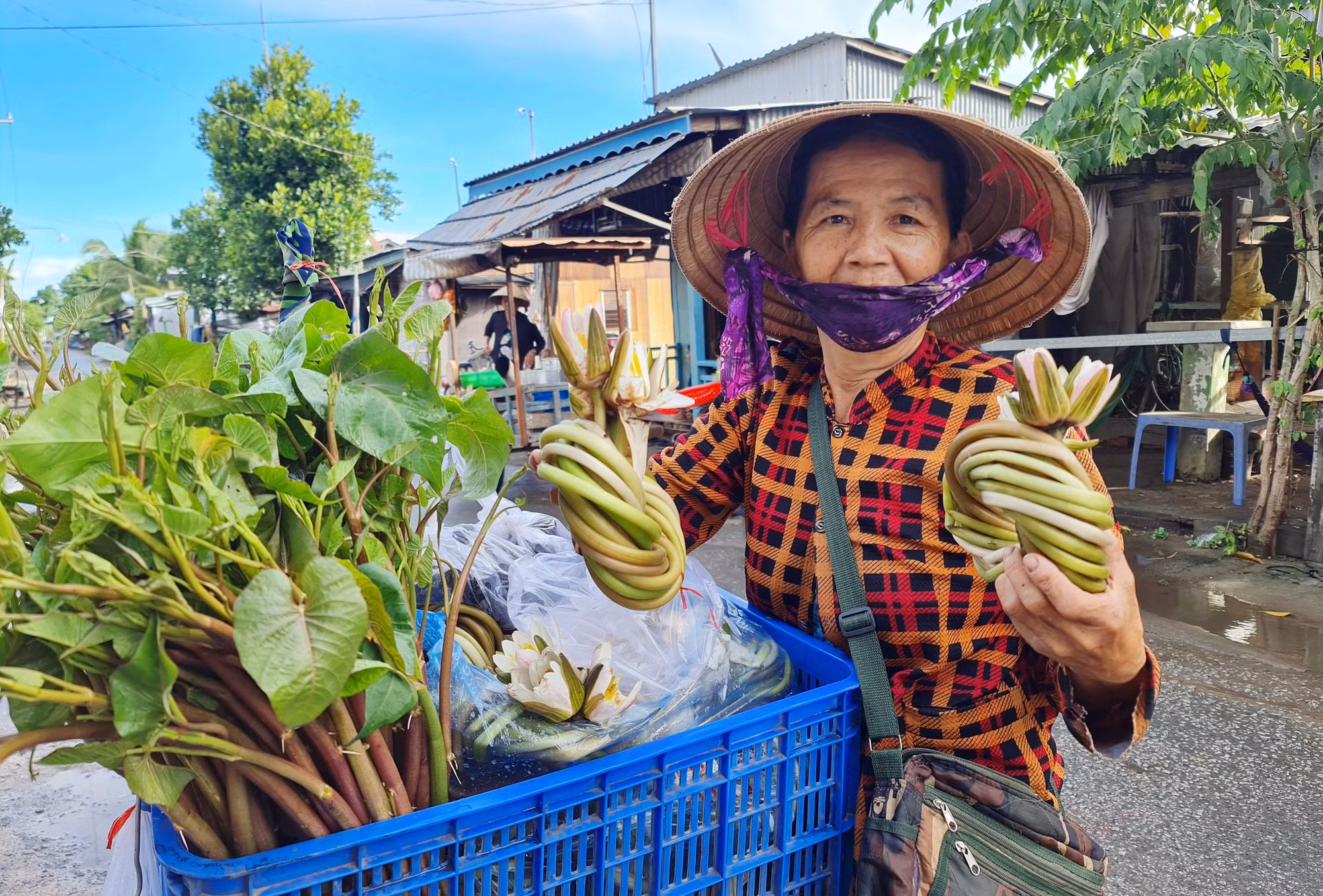 Cùng ngư dân đầu nguồn ra đồng dỡ dớn mang ra chợ cá Kinh Ruột bán -1