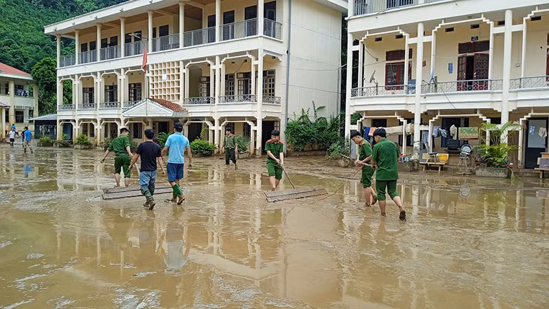 Công an Bắc Yên giúp dân khắc phục hậu quả sau mưa lũ kéo dài -0