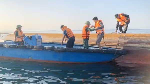 Tàu hàng lật úp trên vùng biển Cát Bà, một thuyền viên mất tích