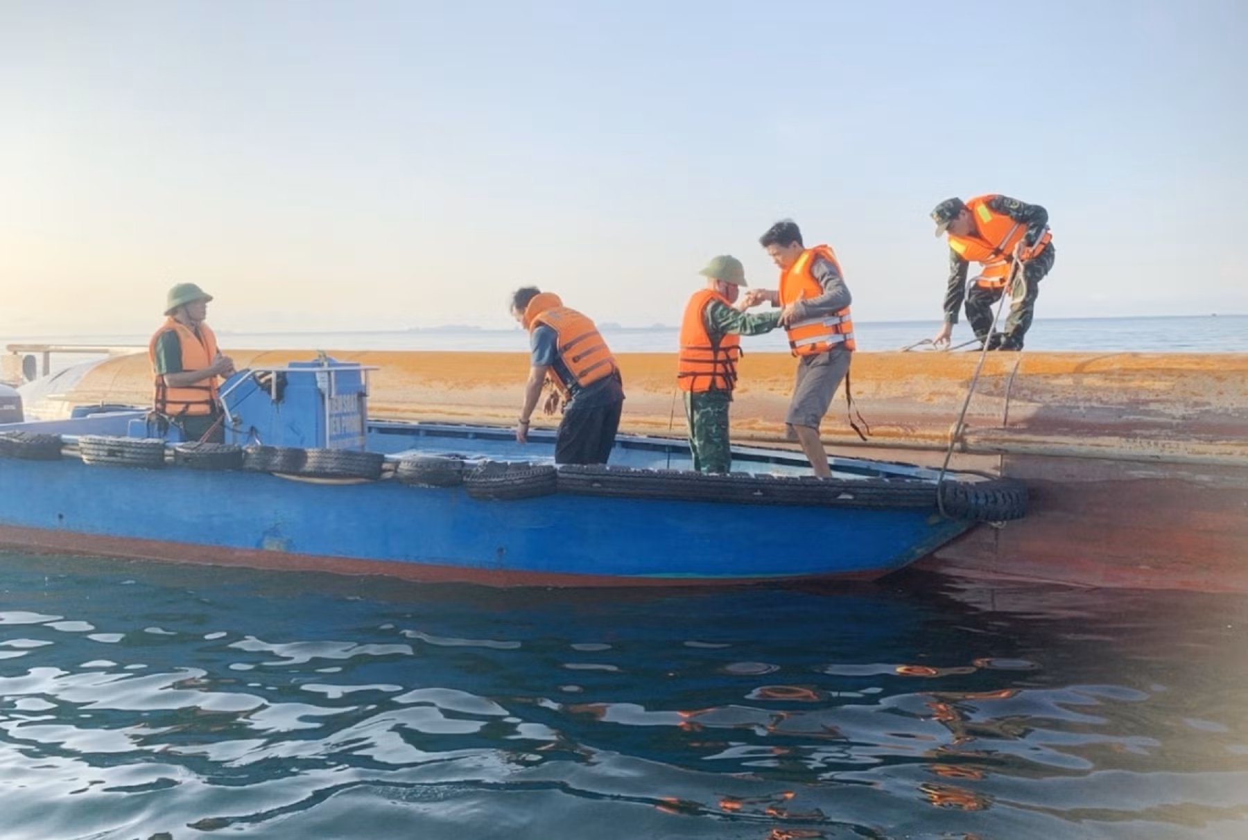 Tàu hàng lật úp trên vùng biển Cát Bà, một thuyền viên mất tích -0