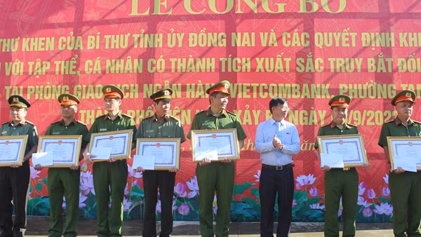 Khen thưởng tập thể, cá nhân điều tra truy bắt nhanh đối tượng cướp ngân hàng